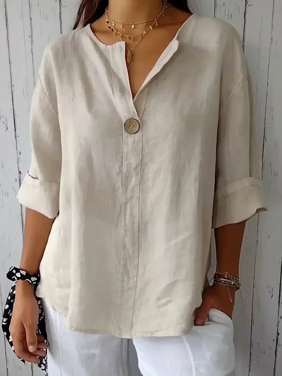 Gelda | Airy blouse with feminine V-neckline
