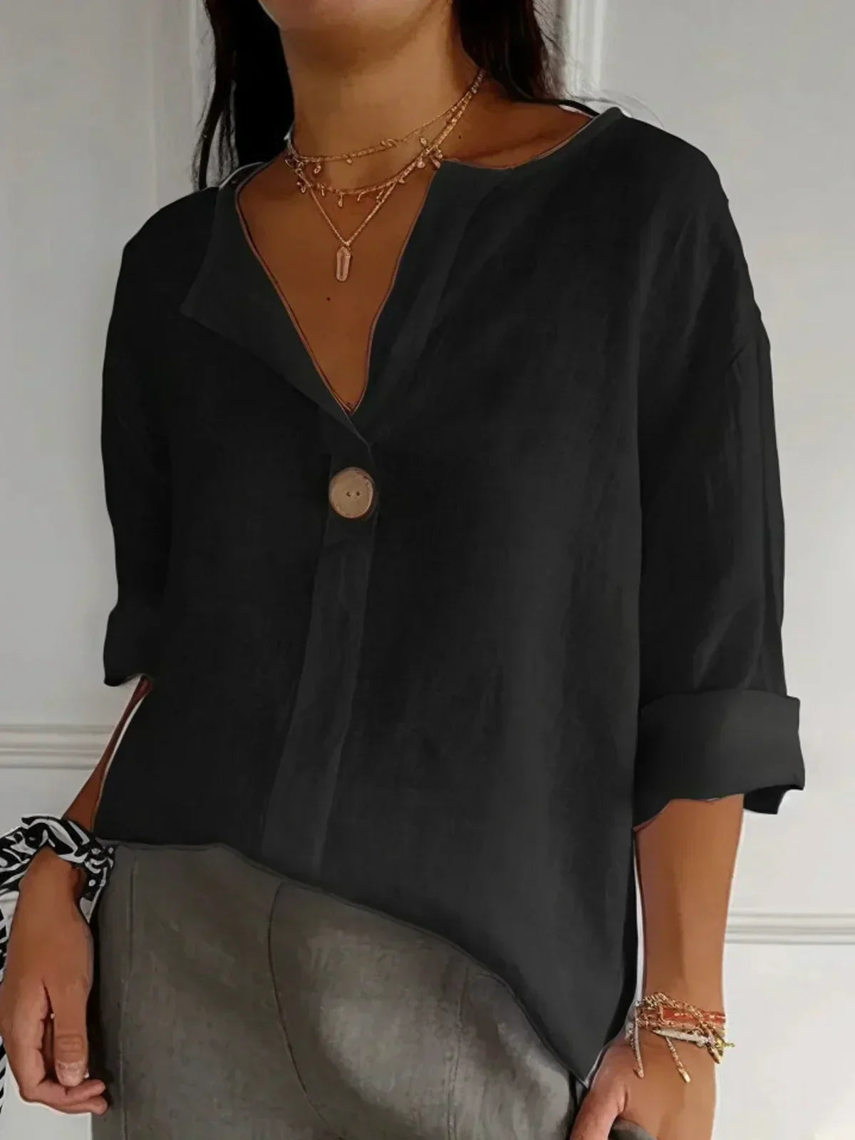 Gelda | Airy blouse with feminine V-neckline